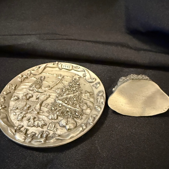 Fort Pewter Christmas Plate with Pewter Stand - Picture 4 of 5